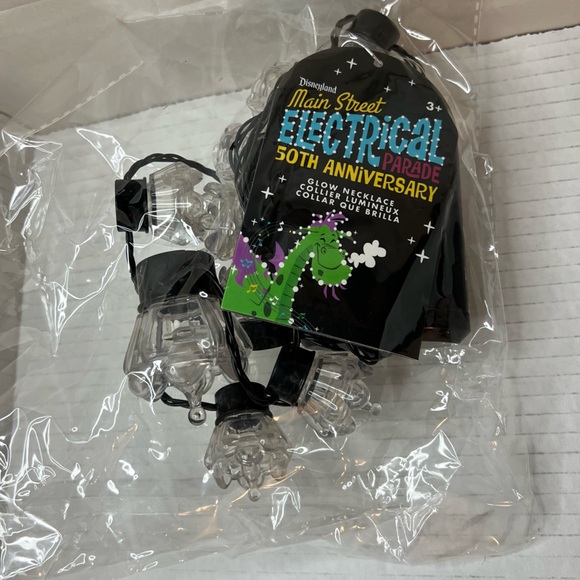 Disney’s Main Street Electrical Parade Light Up Glow Necklace - Picture 2 of 6